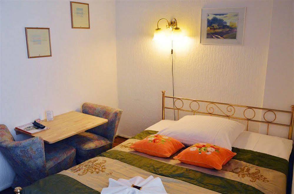 Hotel Pension Ingeborg Berlin Bagian luar foto
