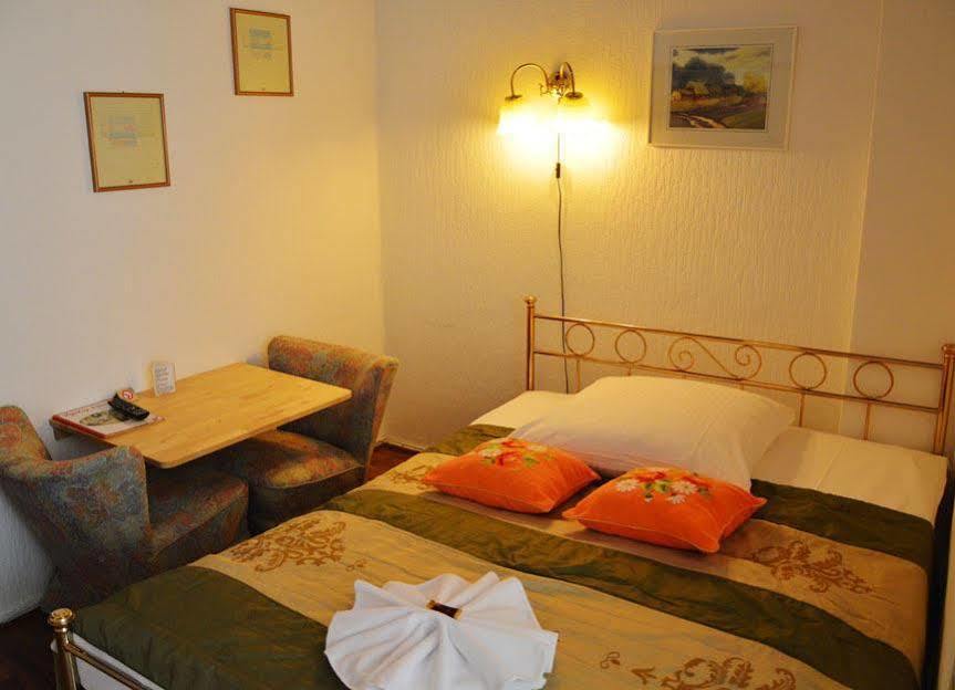 Hotel Pension Ingeborg Berlin Bagian luar foto